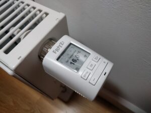 Blick von oben auf Heizkörper mit elektronischem Thermostat FRITZ!DECT 301