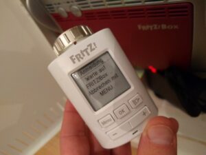 FRITZ!DECT 301 vor einer Fritz-Box: Warte auf Anmeldung