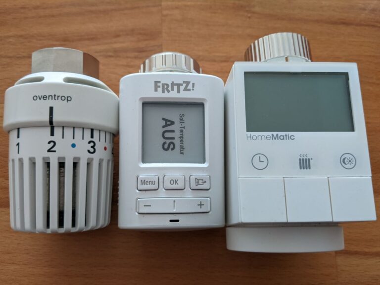 drei Thermostate nebeneinander liegend: ein manuelles/klassisches und zwei smarte Thermostate